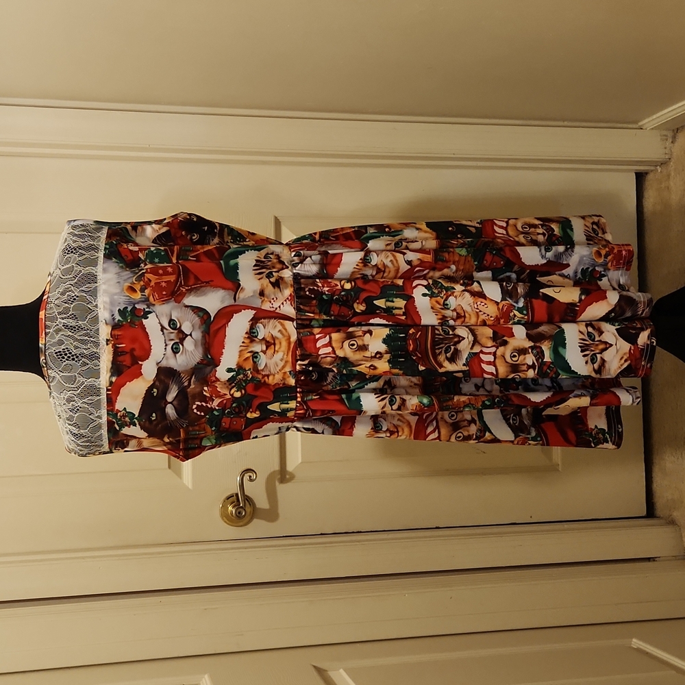 Beautiful, Vibrant Christmas Cat Dress, Size Large ❤️🎅🐱🤶❤️ - Picture 4 of 16